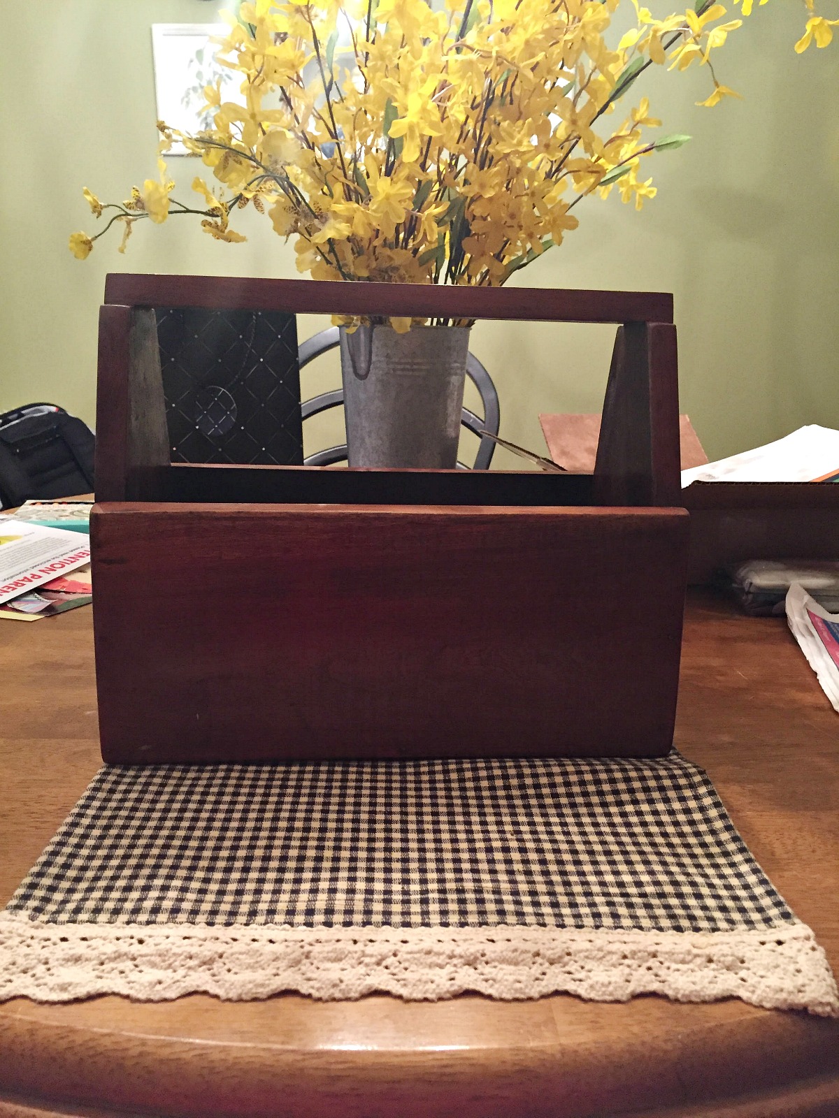 how to Turn an old toolbox into a centerpiece