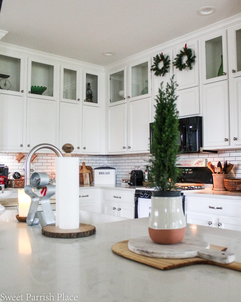 cozy and casual Christmas tour- kitchen island