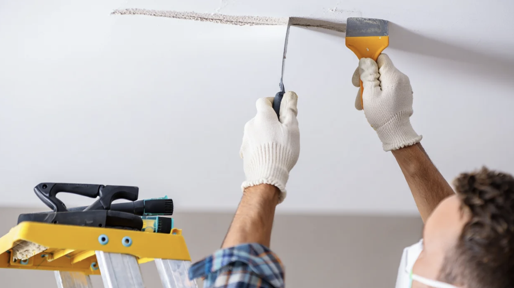 DIY_Solutions_for_Minor_Ceiling_Cracks