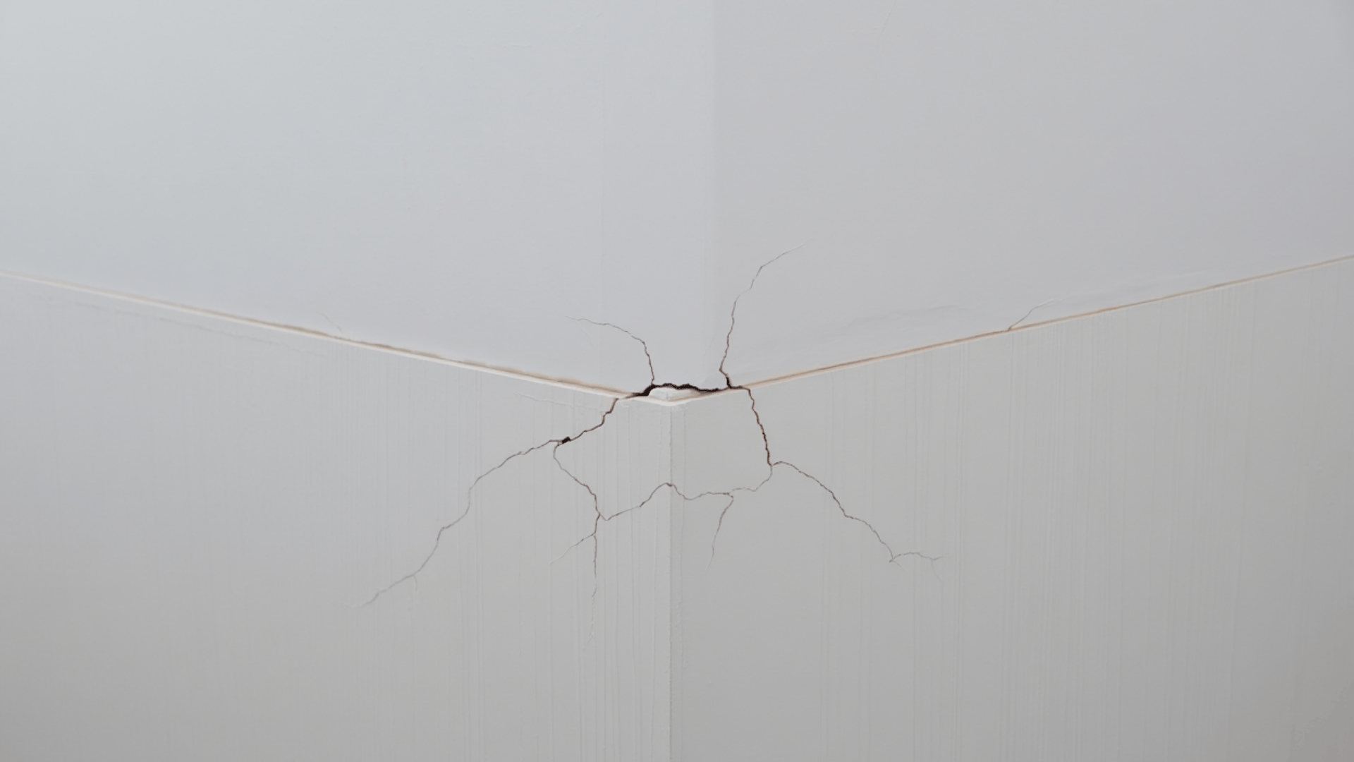 Diagonal_Ceiling_Cracks