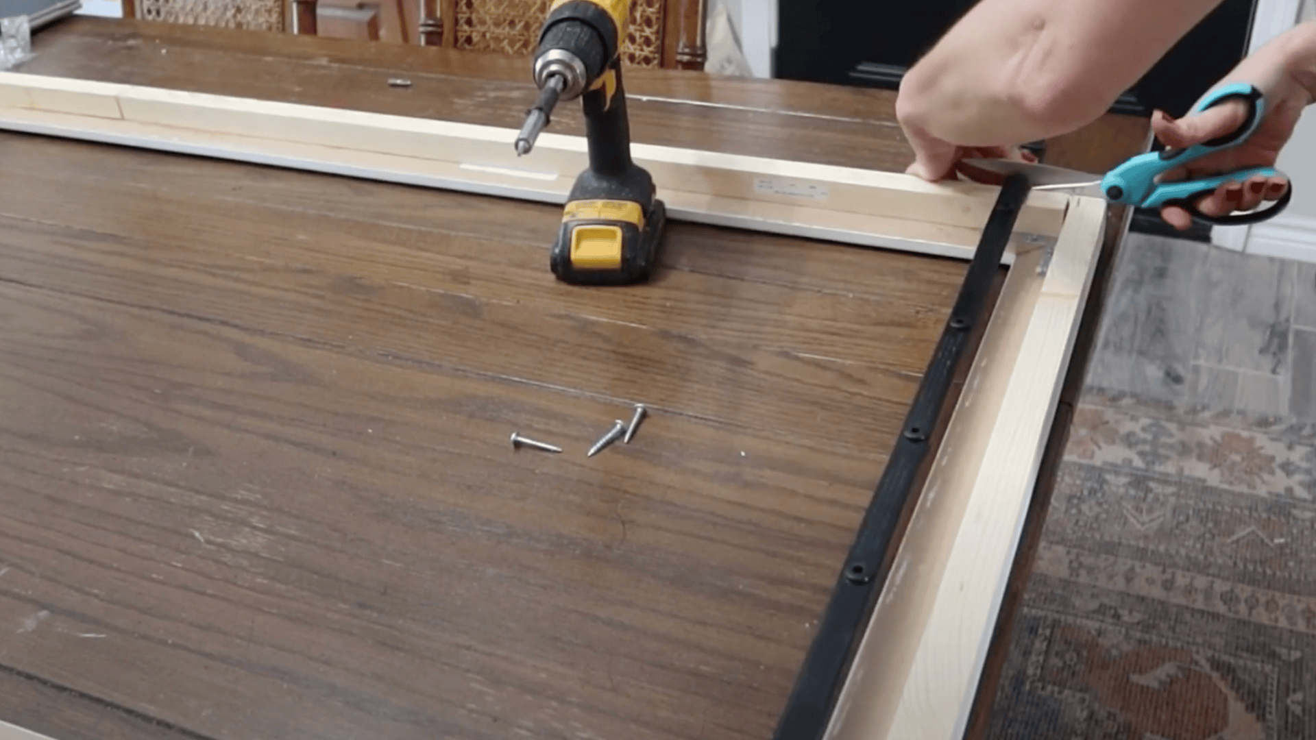 Step_4_Attach_the_Frame_to_the_TV_Safely