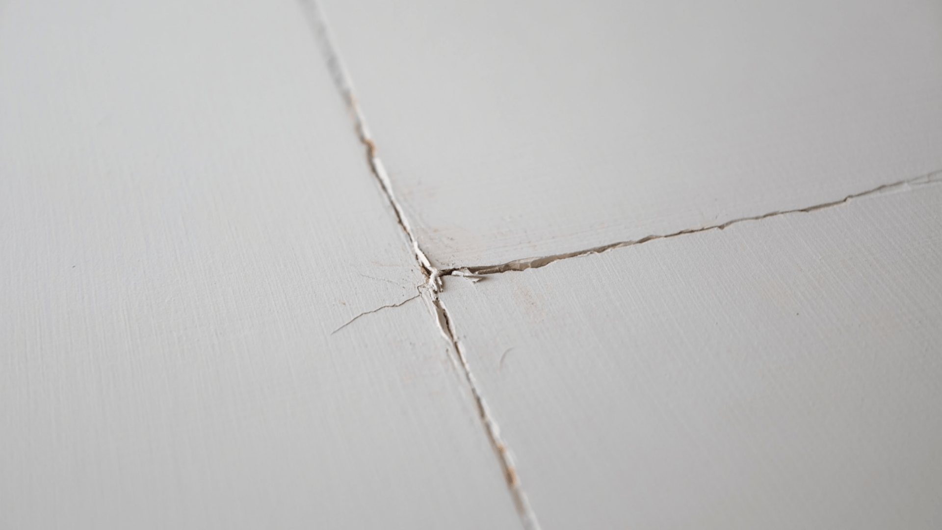 Straight_Line_Ceiling_Cracks